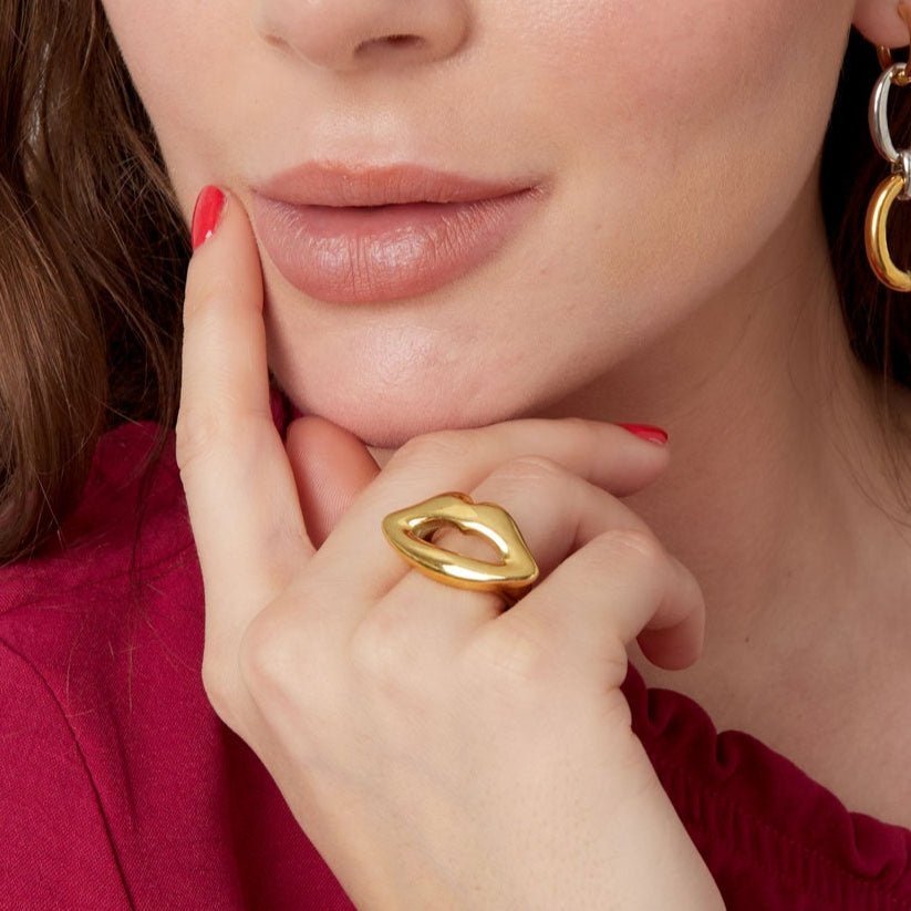 Golden Kiss Ring - Focal Finesse